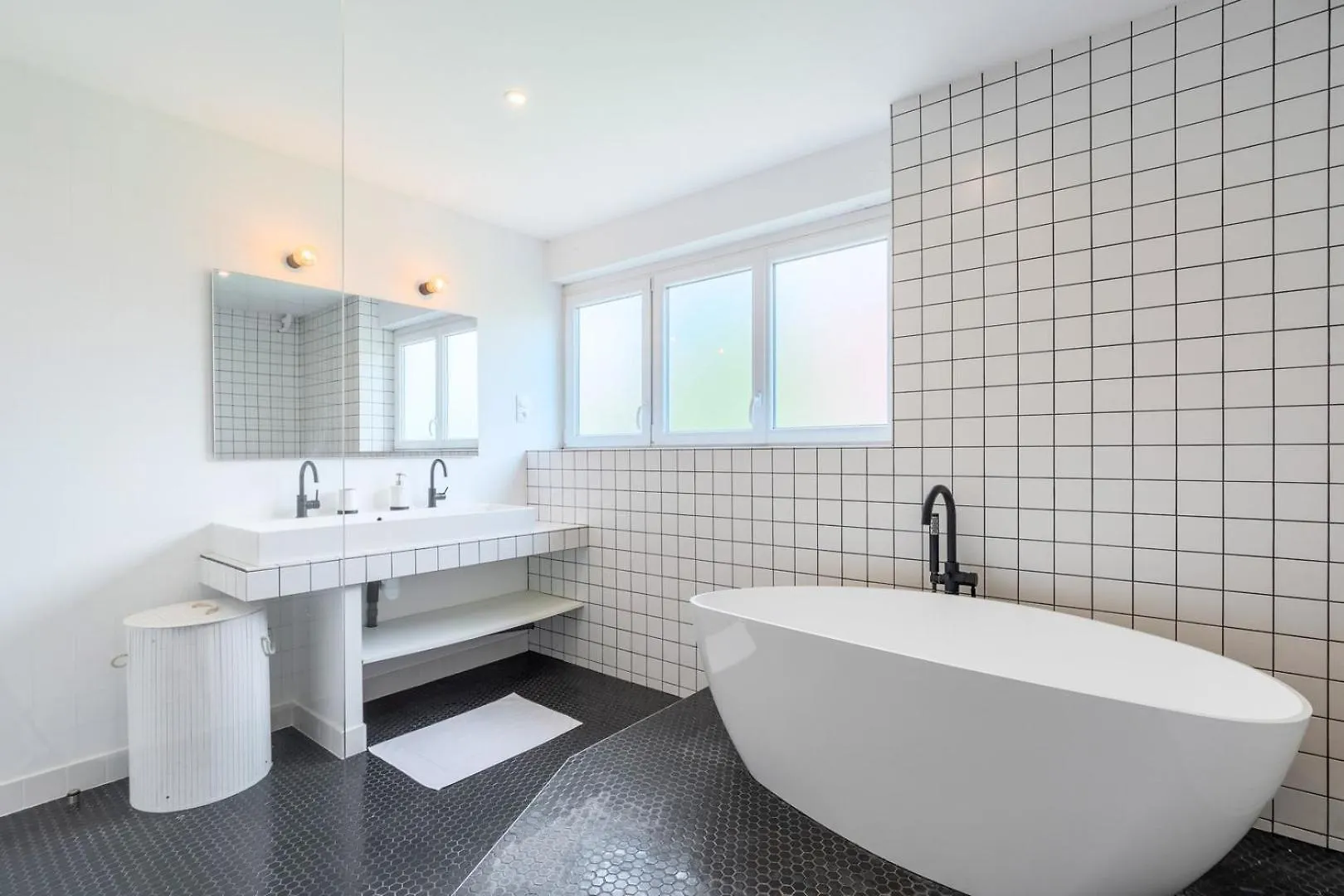 Large 130 M² 4-Bedroom Apartment Lille 0*,