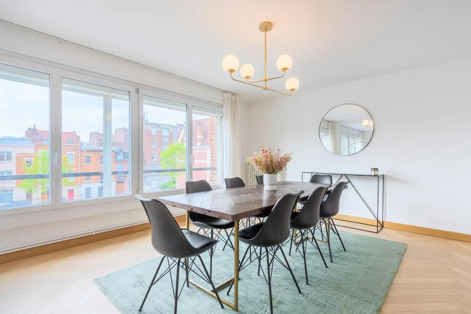 Large 130 M² 4-Bedroom Apartment Lille